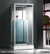 Paroi de douche murale en verre moderne avec robinet et pommeau de douche